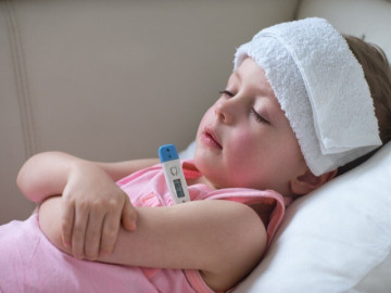 5-dau-hieu-tre-mac-benh-ho-hap-luc-giao-mua-bo-me-nen-lam-gi-de-tang-de-khang-cho-con