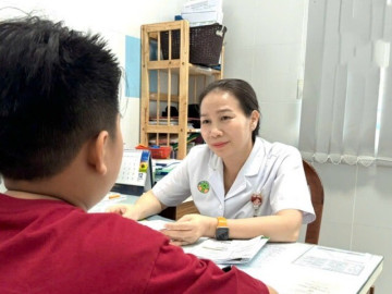 ap-luc-tuoi-moi-lon-nhung-tin-hieu-ngam-cua-mot-dua-tre-dang-ton-thuong-bo-me-dung-de-con-lon-len-trong-co-doc