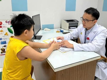 be-trai-8-tuoi-nem-do-dac-tu-choi-den-truong-khien-cha-me-gian-du-chuyen-gia-chi-cach-thao-go-nut-that-trong-long-con