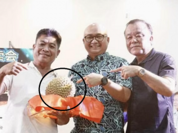 choang-qua-sau-rieng-1-ty-cong-tuoi-nuoc-len-den-50-trieu-dong-dai-gia-bi-an-rut-tien-mua