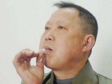 chong-bien-thanh-nguoi-khac-sau-lan-chet-di-song-lai-vo-so-hai-doi-ly-hon-ngay