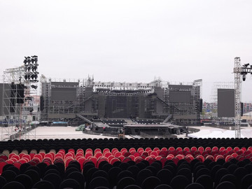 he-lo-san-khau-dinh-noc-kich-tran-san-sang-cho-hang-chuc-ngan-fans-chay-cung-anh-trai-vuot-ngan-chong-gai