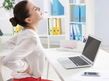 nu-nhan-vien-van-phong-e-mong-dau-lung-tuong-do-ngoi-nhieu-khong-ngo-mac-can-benh-de-gay-bien-chung-nang