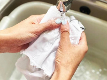 ve-sinh-do-lot-dung-cach-can-nhat-la-nuoc-giat-chuyen-dung-vi-sao