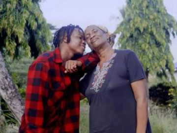 vo-tinh-de-quen-tui-tien-cu-ba-80-tuoi-nen-duyen-voi-tai-xe-xe-om-24-tuoi-khien-con-chau-choang-vang