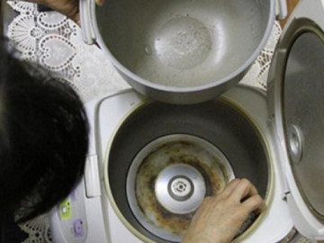 cach-ve-sinh-noi-com-dien-trong-vong-not-nhac-khien-vi-khuan-khong-lay-lan