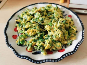 het-hanh-la-dem-xao-trung-voi-rau-nay-ai-ngo-ca-nha-an-het-sach-con-doi-nau-them