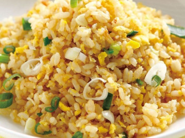 lam-com-rang-trung-cho-com-hay-trung-vao-chao-truoc-nhieu-nguoi-lam-sai-bao-sao-mon-an-khong-gion-mau-xau