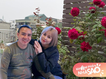 mc-hoang-linh-khoe-goc-vuon-nho-tren-san-thuong-hoa-hong-no-ruc-ro-goc-ban-tra-cuc-chill