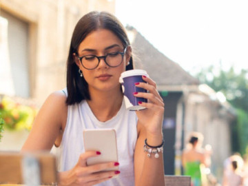 nhung-nguoi-hay-theo-doi-mang-xa-hoi-ma-khong-bao-gio-dang-bai-thuong-khong-don-gian-so-huu-8-dac-diem-tinh-cach-nay