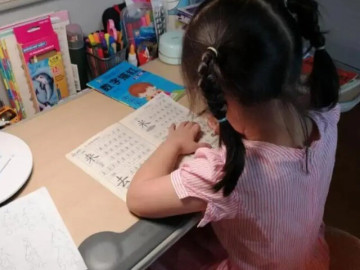 bai-tap-tieng-viet-khien-ca-nha-bo-tay-tu-nao-de-nguyen-nghia-la-me-bo-bot-chu-van-la-me