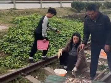 xon-xao-clip-gia-dinh-noi-lua-nuong-do-an-tren-duong-ray