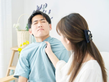 di-da-bong-ve-cung-bi-vo-mang-vo-dap-dien-thoai-du-dang-nhan-tin-cong-viec-chong-phai-nhap-vien-tam-than