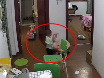 anh-trai-1-tuoi-be-em-so-sinh-di-lai-trong-nha-me-hot-hoang-khi-thay-dua-tre-bi-doc-nguoc-dau-xuong-dat