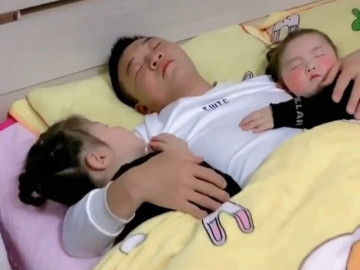 kiem-tra-camera-o-nha-thay-chong-om-2-con-gai-ngu-say-canh-tuong-o-goc-giuong-khien-vo-do-mat