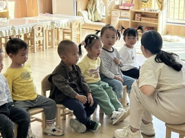 co-giao-gui-anh-con-gai-o-lop-duoc-nhieu-ban-nam-thich-vi-qua-xinh-me-xem-ki-lien-tuc-gian-chuyen-truong