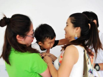 con-di-nha-tre-ve-lap-di-lap-lai-cau-tay-con-ban-me-am-tham-tim-hieu-thi-bat-khoc-khi-biet-ly-do-lien-quan-den-co-giao