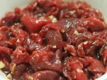 xao-thit-bo-hay-bi-dai-luc-uop-nho-cho-nhung-thu-nay-thit-mem-ngon-nhu-bun-ai-an-cung-thich