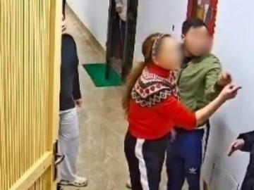 trieu-tap-nguoi-phu-nu-hanh-hung-hang-xom-tai-hanh-lang-chung-cu