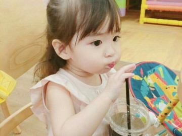 ba-ngoai-dat-ten-chau-gai-moi-sinh-nguyen-thi-phen-dua-tre-lon-len-duoc-ra-phong-tu-phap-doi-cai-ten-rat-dep