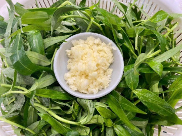 loai-rau-dai-moc-tua-tua-sau-mua-xua-nau-cho-lon-nay-len-doi-thanh-dac-san-70-000-dong-kg-van-dat-khach