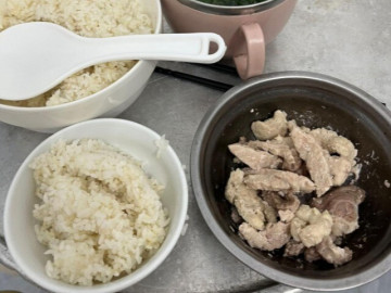 me-viet-khoe-thuc-don-com-cu-2-mon-suot-tuan-gay-tranh-cai