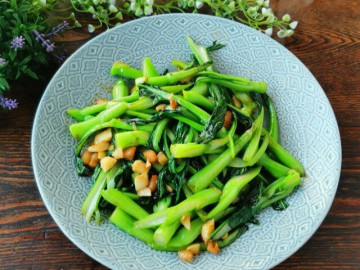 xao-rau-dung-dai-cho-ngay-vao-chao-them-2-buoc-nua-xao-rau-nao-cung-gion-ngon-xanh-muot-khong-ua-vang