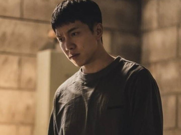 den-nha-vo-cu-tham-con-gai-ven-tam-chan-cua-con-len-toi-hoang-loan-chay-ra-khoi-cua