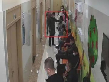 di-kham-thai-mot-minh-vo-bat-khoc-khi-thay-chong-o-benh-vien-cung-nguoi-phu-nu-la-con-noi-mot-cau-dau-don