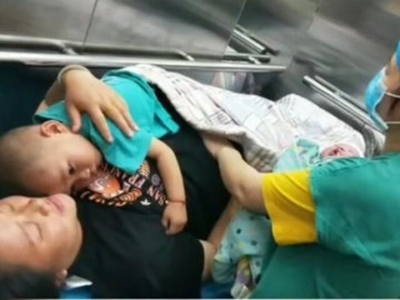 mxh-xon-xao-buc-hinh-me-bau-nam-tren-ban-de-van-om-chat-con-trai-lon-ly-do-khien-tat-ca-roi-le