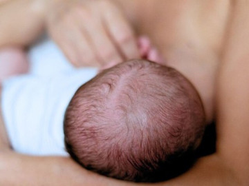 co-gai-31-tuoi-de-con-roi-bo-trong-nha-ve-sinh-hinh-anh-tu-camera-an-ninh-khien-nguoi-xem-khong-the-binh-tinh