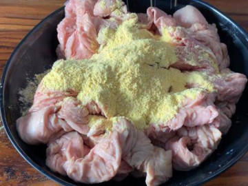 khong-dung-muoi-va-giam-rua-long-gia-lon-bang-bot-mau-vang-re-tien-nay-5-phut-sach-bong-het-mui-hoi