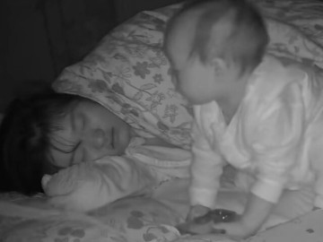 camera-ghi-canh-me-bim-ngu-8h-sang-chua-day-hanh-dong-cua-con-gai-1-tuoi-khien-ai-cung-bat-ngo