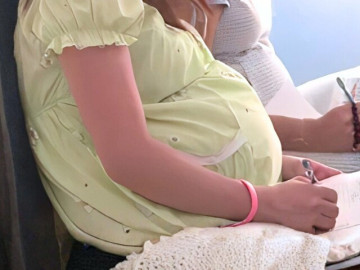 cuoc-song-cua-be-gai-12-tuoi-sinh-con-voi-ban-trai-13-tuoi-gay-xon-xao-10-nam-truoc-gio-ra-sao