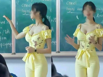 den-truong-don-con-me-ngan-ngam-khi-thay-co-giao-dung-giang-bai-tieng-anh-chup-voi-tam-hinh-dang-len-mang