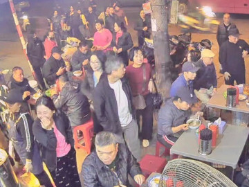 quan-pho-hiem-co-kho-tim-o-ha-noi-4h-sang-da-dong-nghit-khach-dung-cho-chi-ban-trong-5-tieng-khong-nhanh-la-het