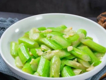 xao-muop-dieu-toi-ky-la-cho-truc-tiep-vao-chao-nho-them-2-buoc-muop-xanh-nhu-ngoc-chang-lo-tham-den