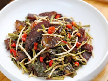 loai-rau-dai-co-mui-la-binh-chua-chay-cua-co-the-giup-thanh-nhiet-lam-mat-mau-giai-doc-xao-thit-cuc-thom