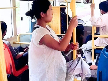 gai-dep-bi-ba-co-mang-vi-khong-nhuong-ghe-tren-xe-buyt-dua-tre-o-canh-hoi-dung-1-cau-ba-tai-mat-xuong-xe