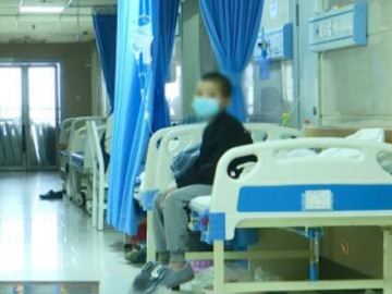 be-trai-bi-me-ruot-bo-roi-tai-benh-vien-1-thang-troi-luc-den-don-con-ung-dung-noi-1-cau-khien-nhieu-nguoi-ngan-ngam