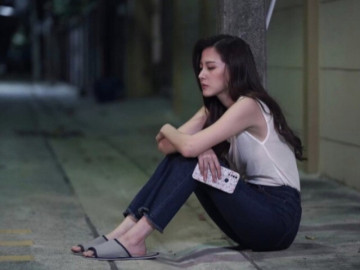 ly-hon-gui-con-ve-ngoai-nho-cham-ho-tet-ve-nha-nhan-duoc-mot-tin-nhan-toi-oa-khoc