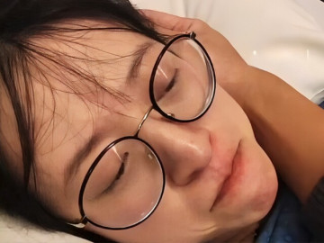 thanh-nien-noi-tieng-mxh-gay-tranh-cai-khi-chia-se-anh-nhay-cam-cua-vo-trong-phong-sinh