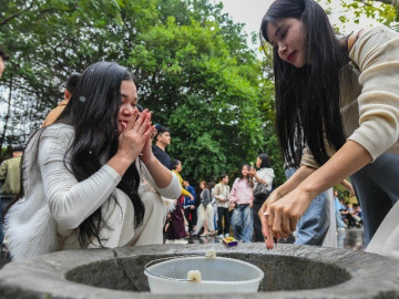 lan-loi-xa-xoi-xin-loc-tinh-duyen-rua-mat-bang-nuoc-gieng-dau-nam-moi