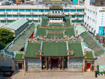 chua-o-tphcm-co-tuong-ngua-xich-tho-cao-hon-2m-nhieu-nguoi-den-cau-may