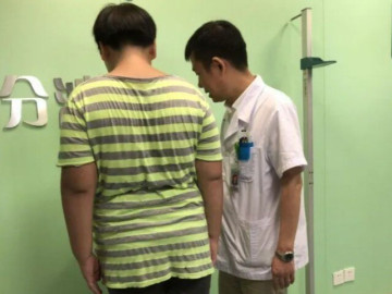 con-von-gay-go-bong-nang-100kg-chi-sau-3-thang-di-hoc-me-bat-khoc-an-han-vi-da-khong-cho-con-an-vat