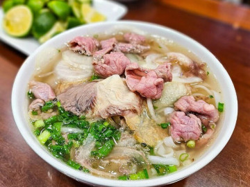 den-ha-noi-an-pho-gia-truyen-lau-doi-mach-ban-6-dia-chi-duoc-du-khach-nuoc-ngoai-ca-ngoi-luon-dong-nuom-nuop