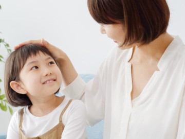 con-gai-duoc-khen-chau-xinh-qua-bo-me-be-nghiem-tuc-yeu-cau-co-phai-xin-loi-con-gai-toi