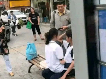 mot-nam-mot-nu-hoc-sinh-co-hanh-dong-phan-cam-ngay-tram-xe-buyt-nguoi-di-duong-noi-mot-cau-ca-hai-lien-xanh-mat