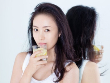 sau-30-tuoi-phu-nu-con-duy-tri-4-thoi-quen-nay-thi-gia-nhanh-gap-3-da-xau-toc-hu-benh-tat-go-cua