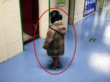 be-gai-4-tuoi-cu-thap-tho-truoc-cua-lop-hoc-mai-khong-di-vao-hieu-truong-dau-long-khi-biet-su-that